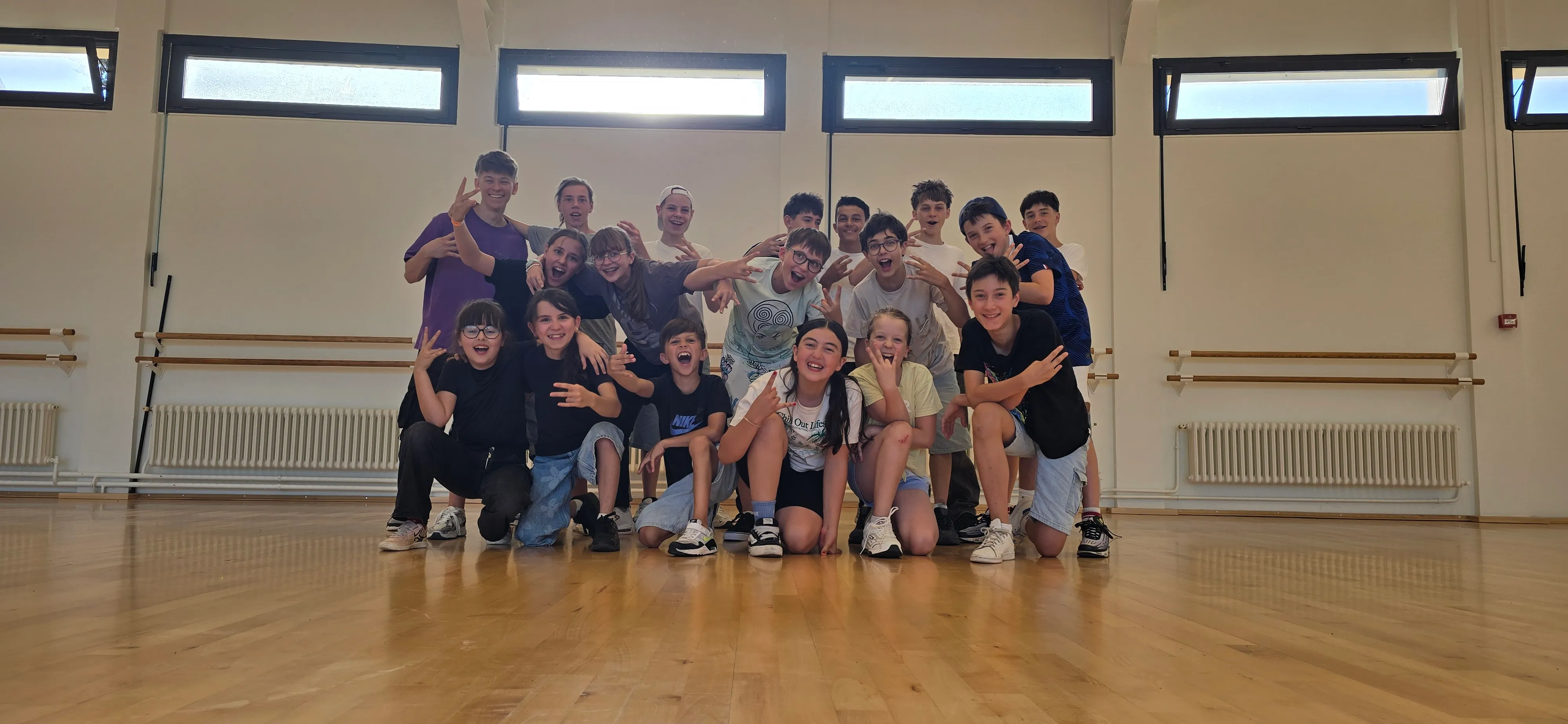 Groupe d'élèves HDMI Team réunis à la fin d'un cours de breaking, studio de danse