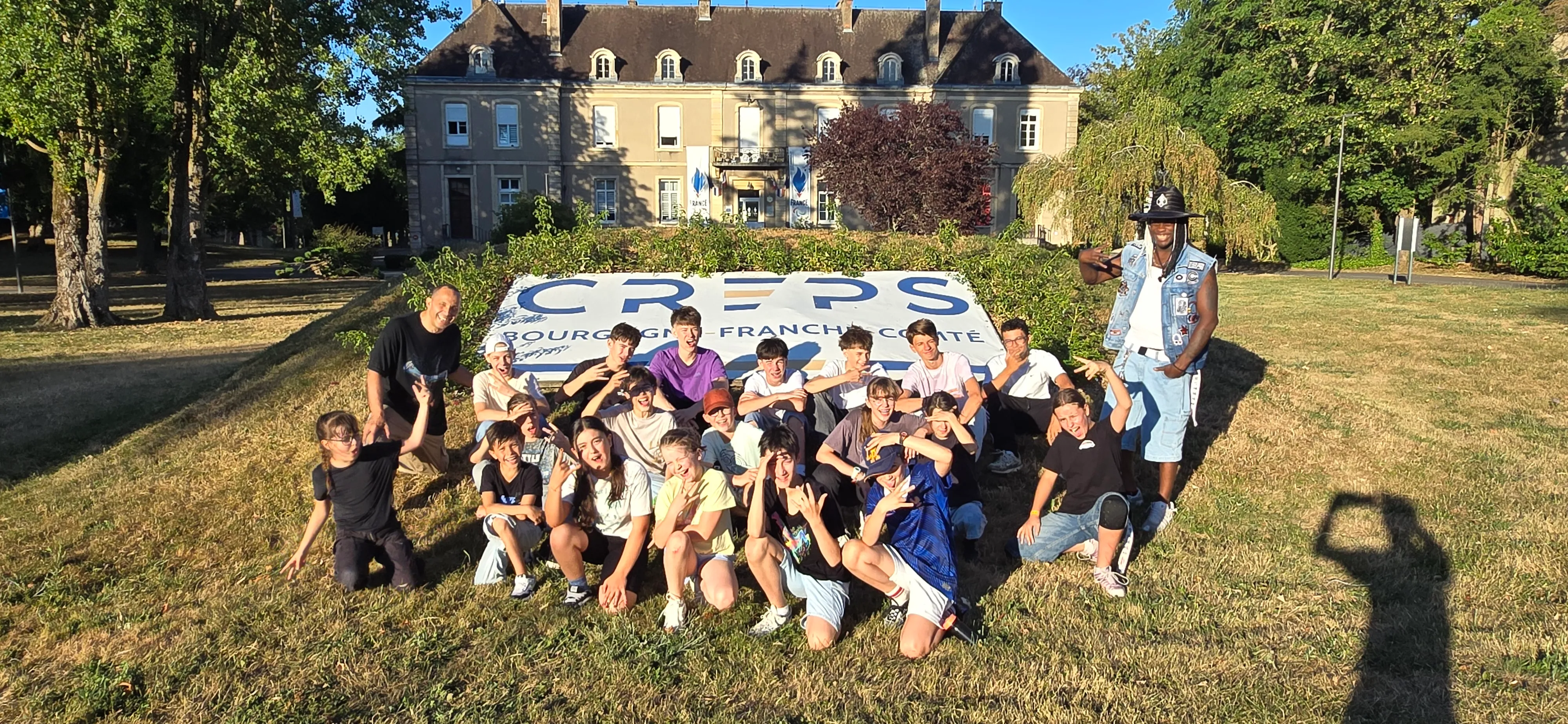 Danseurs du Pôle Compétition devant la banderole du CREPS Bourgogne-Franche-Comté